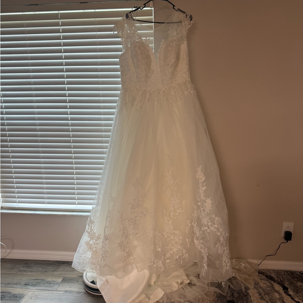 Elegant Lace Wedding Dress